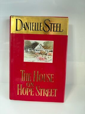 📚 3/$25 📚 Danielle Steel "The House on Hope Street" Book
